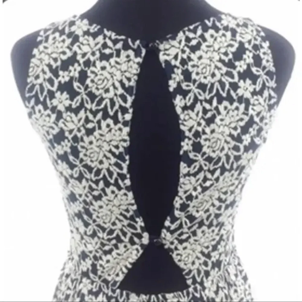 Floral Lace Sleeveless Scalloped Hem Dress - Picture 4 of 5